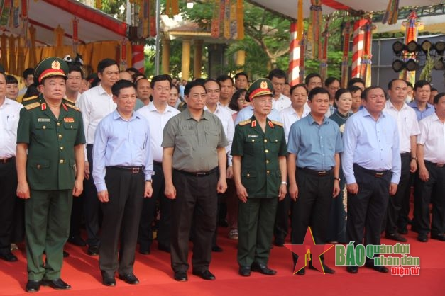 Thủ tướng Chính phủ Phạm Minh Chính dâng hương tưởng niệm các Anh hùng liệt sĩ tại Nghệ An